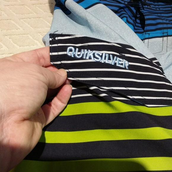 Quiksilver striped 4-way stretch boardshorts. - Picture 5 of 10